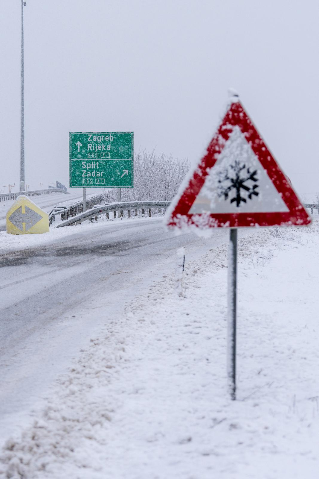 Snijeg i zimski uvjeti kod čvora Gospić na autocesti A1