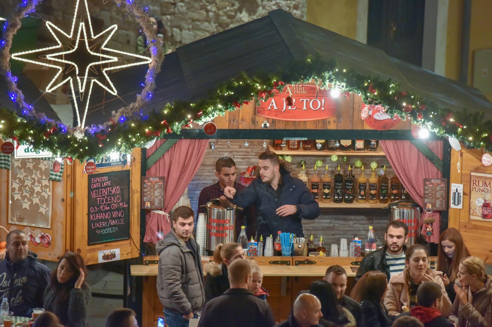 Na Trgu Petra Zoranica uz koncert Ivana Zaka i vatromet otvoren je Advent u Zadru Na Trgu Petra Zoranica uz koncert Ivana Zaka i vatromet otvoren je Advent u Zadru