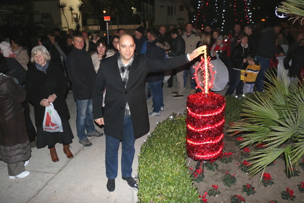 Paljenjem prve adventske svijeće i prigodnim zabavnim programom započela manifestacija Advent na otoku Viru