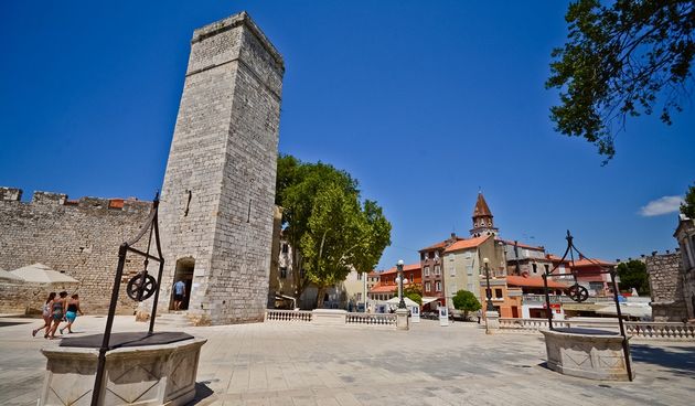 Subotnji đir po gradu, 19. srpnja, Kapetanova kula, Trg pet bunara