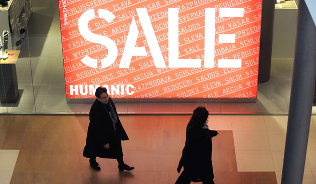 Zadar, 030111
Prvi radni dan u novoj godini trgovci su se pripremali za velika post novogodisnja snizenja a kupci su jos uvjek odmarali od predblagdanske kupovina pa su tako shoping centri ostali prazni.
Foto: Andrija Lucic / CROPIX