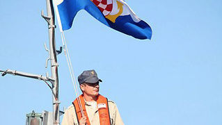 Polazak ratnog broda HRM-a sa zadarske rive (foto:Saša Čuka)