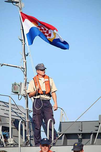 Polazak ratnog broda HRM-a sa zadarske rive (foto:Saša Čuka)