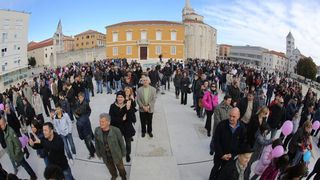 24.11.2013., Zadar – Fotograf Sime Strikoman napravio je milenijsku fotografiju okupljenih za podrzavanje inicijative U ime obitelji. Photo: Filip Brala/PIXSELL 24.11.2013., Zadar – Fotograf Sime Strikoman napravio je milenijsku fotografiju okupljenih za podrzavanje inicijative U ime obitelji. Photo: Filip Brala/PIXSELL