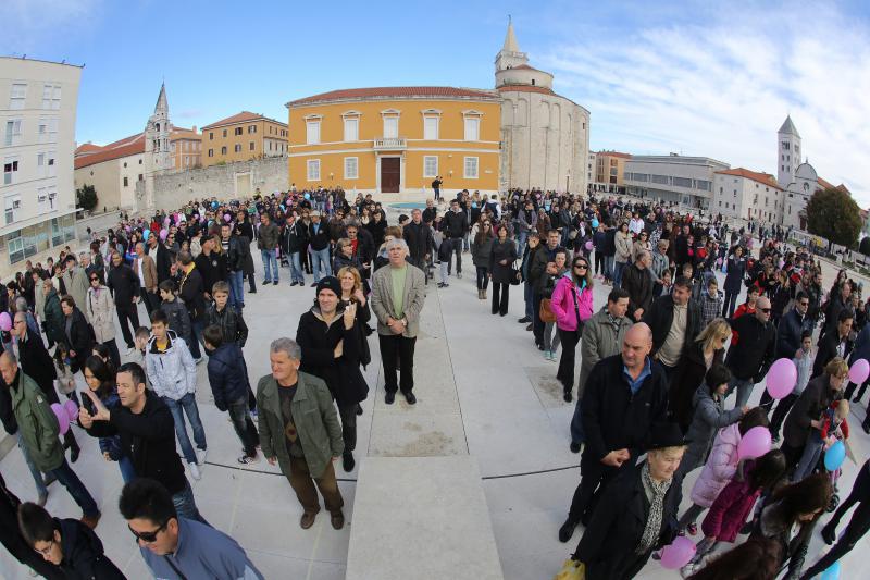 24.11.2013., Zadar – Fotograf Sime Strikoman napravio je milenijsku fotografiju okupljenih za podrzavanje inicijative U ime obitelji. Photo: Filip Brala/PIXSELL 24.11.2013., Zadar – Fotograf Sime Strikoman napravio je milenijsku fotografiju okupljenih za podrzavanje inicijative U ime obitelji. Photo: Filip Brala/PIXSELL