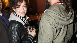 Biograd na moru, 130510.
Nakon koncerta Cubisma na biogradskoj rivi koji se odrzao u sklopu Porina, poznati par, glumica Zrinka Cvitesic i glazbenik Hrvoje Rupcic u jednom su kaficu izmjenjivali njeznosti.
Foto: Jure Miskovic / CROPIX