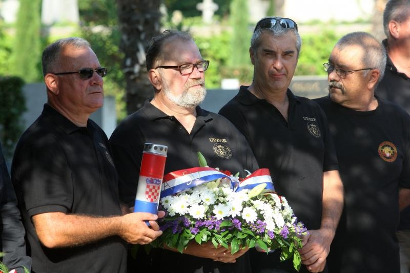 Zadar – Povodom obiljezavanja Dana pobjede i domovinske zahvalnosti i Dana hrvatskih branitelja kod sredisnjeg kriza na Gradskom groblju polozeni su vijenci i zapaljene svijece u sjecanje na sve poginule u Domovinskom ratu. Photo: Dino Stanin/PIXSELL