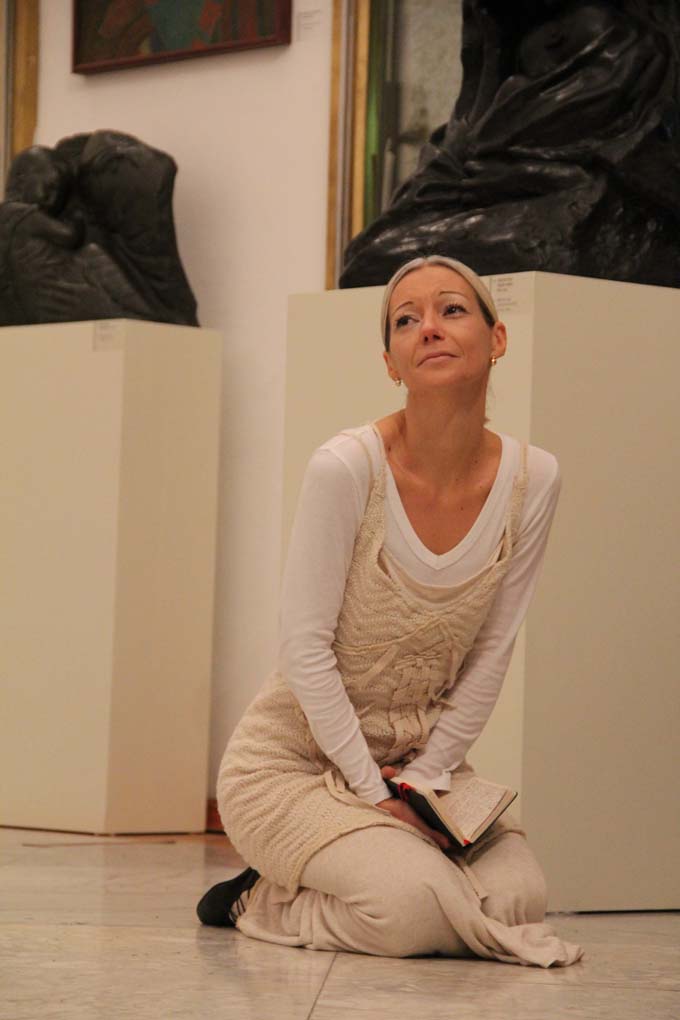 Glazbeno-plesni performans “Ona koja nosi”, foto: Iva Perinčić Glazbeno-plesni performans “Ona koja nosi”, foto: Iva Perinčić