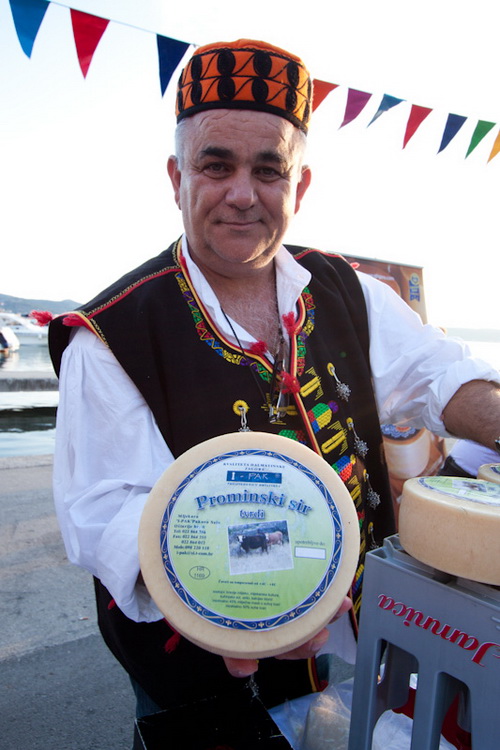 Biograd: 6. Dugi svehrvatski eno-eko-gastro-etno stol, Foto: Franjo Jurić Biograd: 6. Dugi svehrvatski eno-eko-gastro-etno stol, Foto: Franjo Jurić