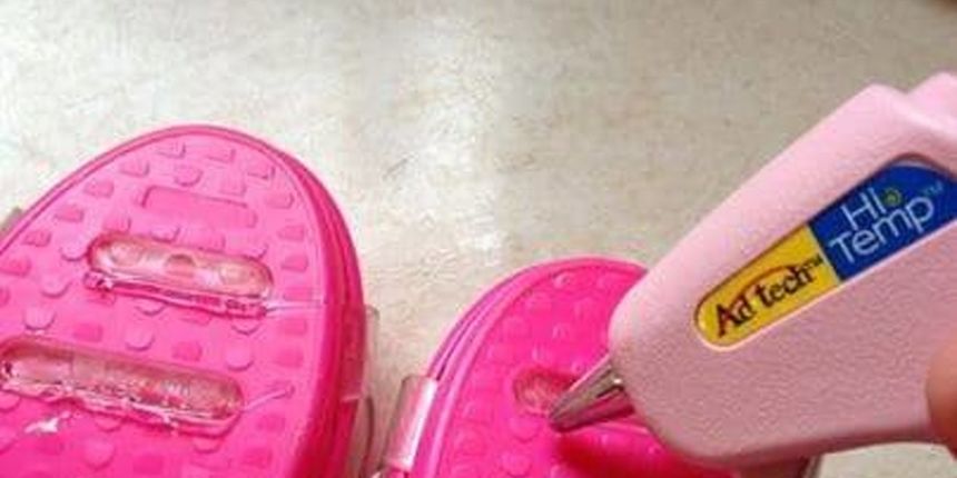 Ne morate kupovati cipele koje se ne kližu, ako ne stignete. Za spas u zadnji čas dobro dođe ljepilo koje nanesete na potplate i pustite da se osuši. Ne morate kupovati cipele koje se ne kližu, ako ne stignete. Za spas u zadnji čas dobro dođe ljepilo koje nanesete na potplate i pustite da se osuši.