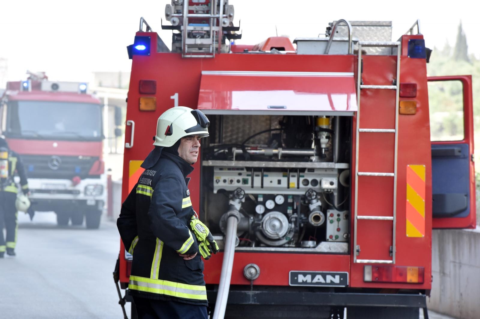 U trgovačkom centru Dalmare u Šibeniku izbila dva požara