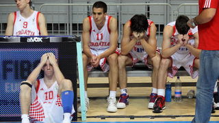 Zadar, 180710.
Dvorana Kresimira Cosica na Visnjiku.
Kosarkaska utakmica za 3.mjesto Prvenstva Europe do 20 godina izmedju Hrvatske i Spanjolske.
Na fotografiji : tuga nakon izgubljene utakmice, Toni Prostran
Foto : Vladimir Ivanov / CROPIX