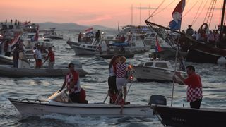 Svečani doček zadarskih Vatrenih: Jedrenjakom Branimir plovili od Gradskog mosta do gata na zadarskoj rivi