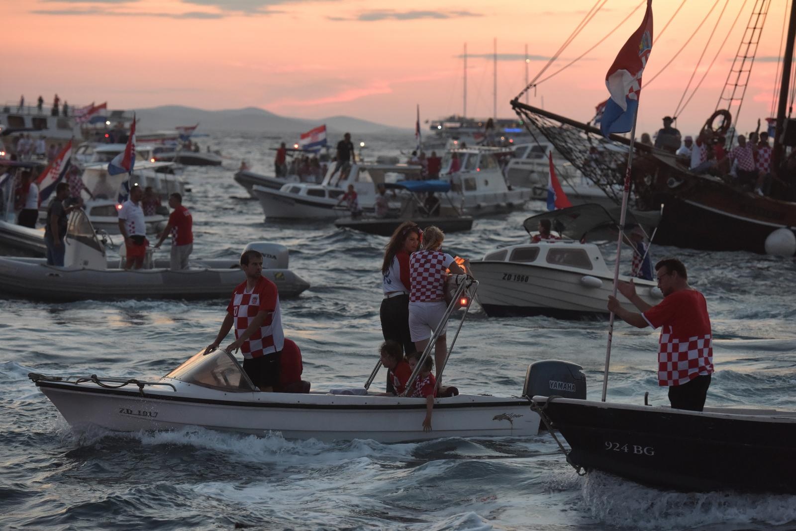 Svečani doček zadarskih Vatrenih: Jedrenjakom Branimir plovili od Gradskog mosta do gata na zadarskoj rivi
