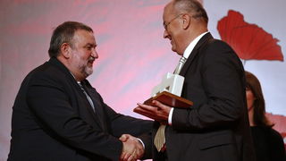 Zagreb, 161110. U hotelu Westin odrzan je 20. susret CROMA 2010, na kojm su dodijeljene nagrade za najbolje menadzere i poduzetnike u ovoj godini. Dodijeljeno je 14 nagrada i plaketa. Na slici: Vladimir Ferdelji, predsjednik CROMA-e urucuje nagradu Zeljku Zagreb, 161110. U hotelu Westin odrzan je 20. susret CROMA 2010, na kojm su dodijeljene nagrade za najbolje menadzere i poduzetnike u ovoj godini. Dodijeljeno je 14 nagrada i plaketa. Na slici: Vladimir Ferdelji, predsjednik CROMA-e urucuje nagradu Zeljku