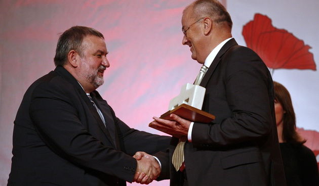 Zagreb, 161110. U hotelu Westin odrzan je 20. susret CROMA 2010, na kojm su dodijeljene nagrade za najbolje menadzere i poduzetnike u ovoj godini. Dodijeljeno je 14 nagrada i plaketa. Na slici: Vladimir Ferdelji, predsjednik CROMA-e urucuje nagradu Zeljku