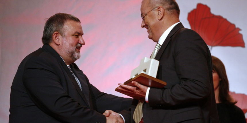 Zagreb, 161110. U hotelu Westin odrzan je 20. susret CROMA 2010, na kojm su dodijeljene nagrade za najbolje menadzere i poduzetnike u ovoj godini. Dodijeljeno je 14 nagrada i plaketa. Na slici: Vladimir Ferdelji, predsjednik CROMA-e urucuje nagradu Zeljku Zagreb, 161110. U hotelu Westin odrzan je 20. susret CROMA 2010, na kojm su dodijeljene nagrade za najbolje menadzere i poduzetnike u ovoj godini. Dodijeljeno je 14 nagrada i plaketa. Na slici: Vladimir Ferdelji, predsjednik CROMA-e urucuje nagradu Zeljku