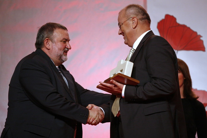 Zagreb, 161110. U hotelu Westin odrzan je 20. susret CROMA 2010, na kojm su dodijeljene nagrade za najbolje menadzere i poduzetnike u ovoj godini. Dodijeljeno je 14 nagrada i plaketa. Na slici: Vladimir Ferdelji, predsjednik CROMA-e urucuje nagradu Zeljku Zagreb, 161110. U hotelu Westin odrzan je 20. susret CROMA 2010, na kojm su dodijeljene nagrade za najbolje menadzere i poduzetnike u ovoj godini. Dodijeljeno je 14 nagrada i plaketa. Na slici: Vladimir Ferdelji, predsjednik CROMA-e urucuje nagradu Zeljku