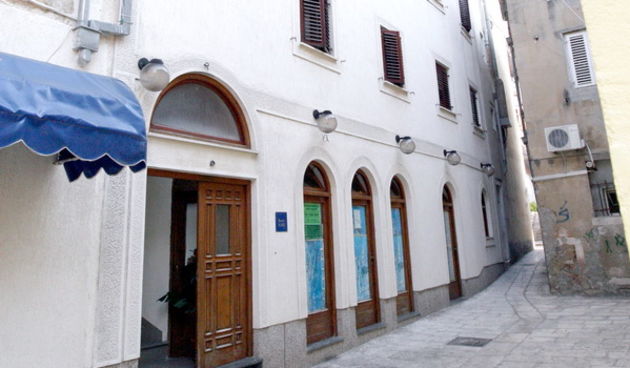 Zadar, 260909. Sinoc je  u sobi prenocista “Venera” pronadjeno mrtvo tijelo muskarca u dobi od 25 godina. Prema nesluzbenim informacijama rijec je o talijanskom drzavljaninu, a uzroci smrti jos se utvrdjuju. Na slici: prenociste Venera . Foto: Vladimir Iv