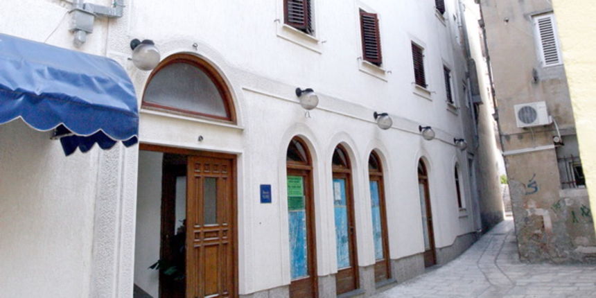 Zadar, 260909. Sinoc je  u sobi prenocista “Venera” pronadjeno mrtvo tijelo muskarca u dobi od 25 godina. Prema nesluzbenim informacijama rijec je o talijanskom drzavljaninu, a uzroci smrti jos se utvrdjuju. Na slici: prenociste Venera . Foto: Vladimir Iv