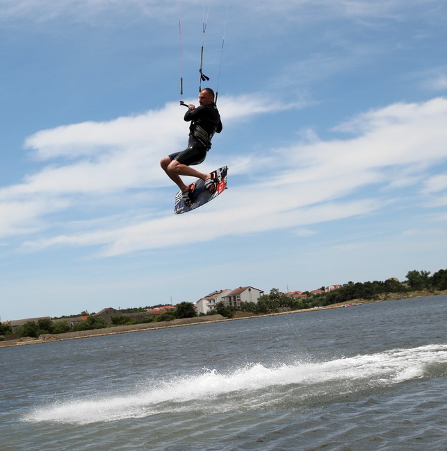 Zadar, 230610.
Bura na podrucju Nina najvise razveseli surfere i kitere koji uzivaju surfajuci okolnim plazama.
Foto : Vladimir Ivanov / CROPIX