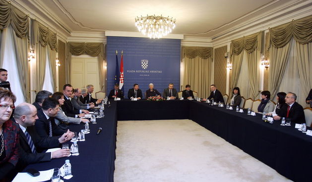 Zagreb, 010311.
Vlada RH.
Predsjednica Vlade RH Jadranka Kosor odrzala je sastanak sa predstavnicima proizvodjaca hrane, Hrvatske udruge poslodavaca i sindikalistima.
Foto: Tomislav Kristo / CROPIX