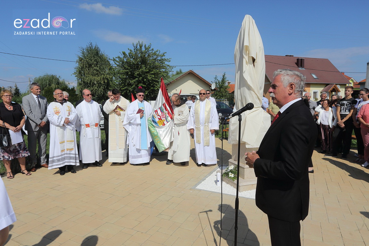 Bibinjci gradišćanskim Hrvatima darovali 1.82 metara visok kip sv. Roka Bibinjci gradišćanskim Hrvatima darovali 1.82 metara visok kip sv. Roka