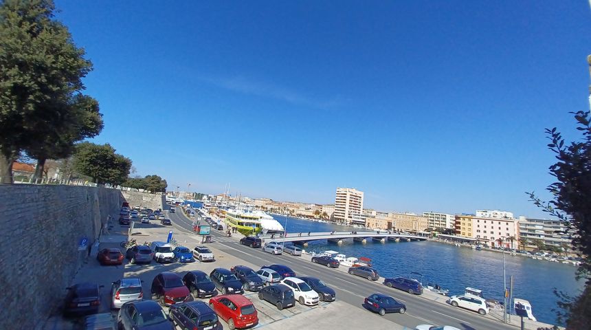 Most, suncan zimski dan, sunce, bura, parking Most, suncan zimski dan, sunce, bura, parking