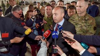 U Zracnoj bazi Zemunik odrzana je prezentacija pocetka letacke obuke na helikopterima OH-58D Kiowa Warrior koji su donacija americke vojske. Prezentaciji je naocio ministar obrane RH Damir Krsticevic koji je sudjelovao u trenaznom letu