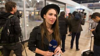 Diego Maradona s djevojkom stigao Zagreb na finale Davis Cupa Diego Maradona s djevojkom stigao Zagreb na finale Davis Cupa