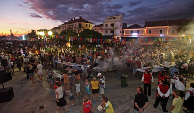 Zadar, 050809.U sklopu manifestacije Biogradsko ljeto sinoc je na programu bila tradicionalna Biogradska noc, velika turisticka festa koja je zapocela u vecernjim satima na Obali kralja Petra Kresimira IV. Biogradjani za sve posjetitelje feste pripremili