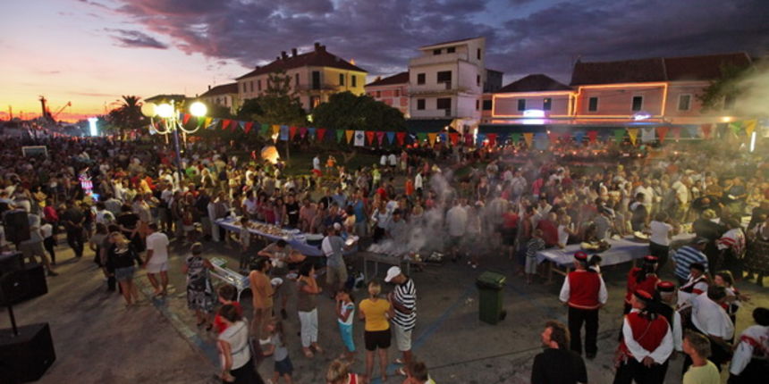 Zadar, 050809.U sklopu manifestacije Biogradsko ljeto sinoc je na programu bila tradicionalna Biogradska noc, velika turisticka festa koja je zapocela u vecernjim satima na Obali kralja Petra Kresimira IV. Biogradjani za sve posjetitelje feste pripremili