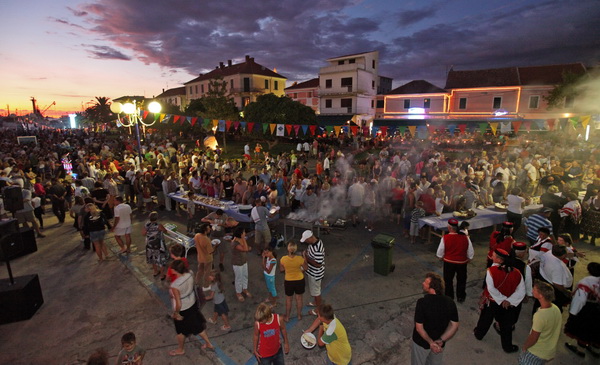 Zadar, 050809.U sklopu manifestacije Biogradsko ljeto sinoc je na programu bila tradicionalna Biogradska noc, velika turisticka festa koja je zapocela u vecernjim satima na Obali kralja Petra Kresimira IV. Biogradjani za sve posjetitelje feste pripremili