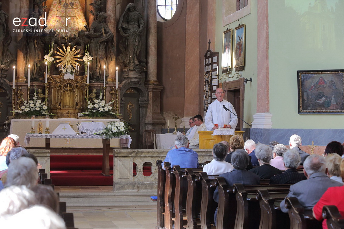 Bibinjci gradišćanskim Hrvatima darovali 1.82 metara visok kip sv. Roka Bibinjci gradišćanskim Hrvatima darovali 1.82 metara visok kip sv. Roka