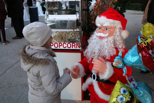 Paljenjem prve adventske svijeće i prigodnim zabavnim programom započela manifestacija Advent na otoku Viru