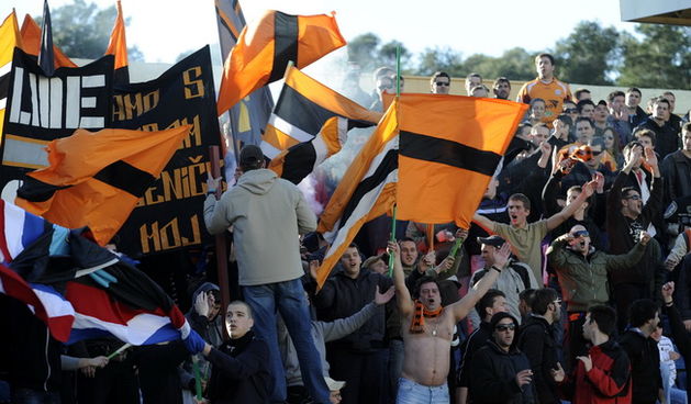 Sibenik, 270210.
Stadion na Subicevcu.
Nogometna utakmica T-com 1 HNL izmedju NK Sibenik – NK Zadar.
Na fotografiji: navijaci Sibenika Funcuti.
Foto: Niksa Stipanicev / CROPIX
