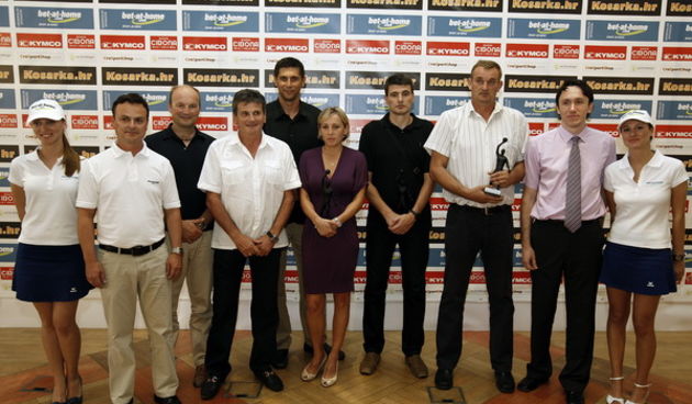 Zagreb, 210709.
Proglasenje najboljeg kosarkasa godine u izboru portala Kosarka.hr odrzano je u novinarskom domu.
Na slici dobitnici sa sponzorima: kosarkas Nikola Prkacin, kosarkasica Andja Jelavic, Perasovic, trener Velimir Perasovic, mladi kosarkas Mar