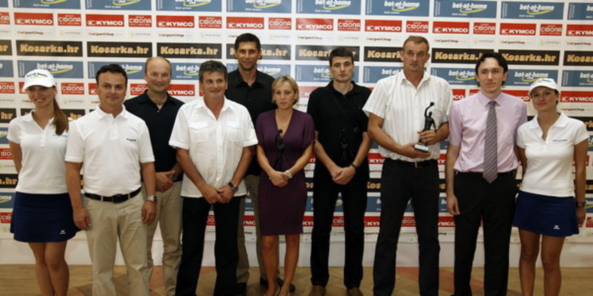 Zagreb, 210709.
Proglasenje najboljeg kosarkasa godine u izboru portala Kosarka.hr odrzano je u novinarskom domu.
Na slici dobitnici sa sponzorima: kosarkas Nikola Prkacin, kosarkasica Andja Jelavic, Perasovic, trener Velimir Perasovic, mladi kosarkas Mar