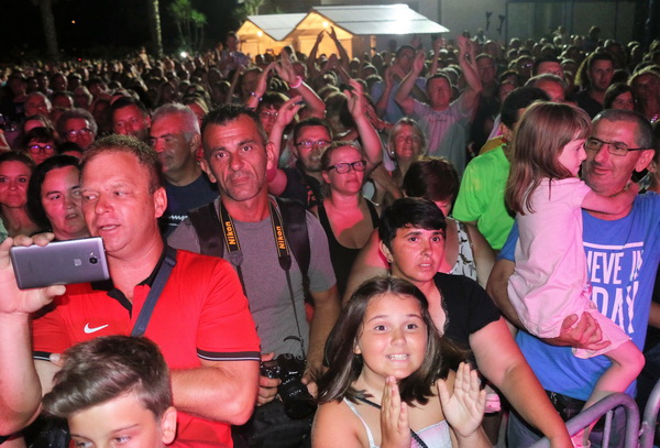 Virsko ljeto 2016: Tomislav Bralić i klapa Intrade oduševili 12 tisuća obožavatelja na virskoj rivi Virsko ljeto 2016: Tomislav Bralić i klapa Intrade oduševili 12 tisuća obožavatelja na virskoj rivi