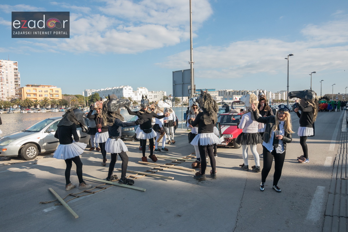 Zadarski karneval 2018: Povorka maškaranih skupina od Gradskih vrata preko Foruma do Narodnog trga Zadarski karneval 2018: Povorka maškaranih skupina od Gradskih vrata preko Foruma do Narodnog trga