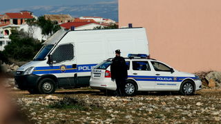 Vir, 190213.
Otok Vir. 
Kao sto je i najavljeno, pocelo je rusenje ilegalnih objekata. Polazisna tocka bagera je otok Vir na kojem je oko 8.000 bespravno izgradjenih objekata. Nesto prije 9 sati prvi je bager stigao na taj otok. Policija asistira na podru