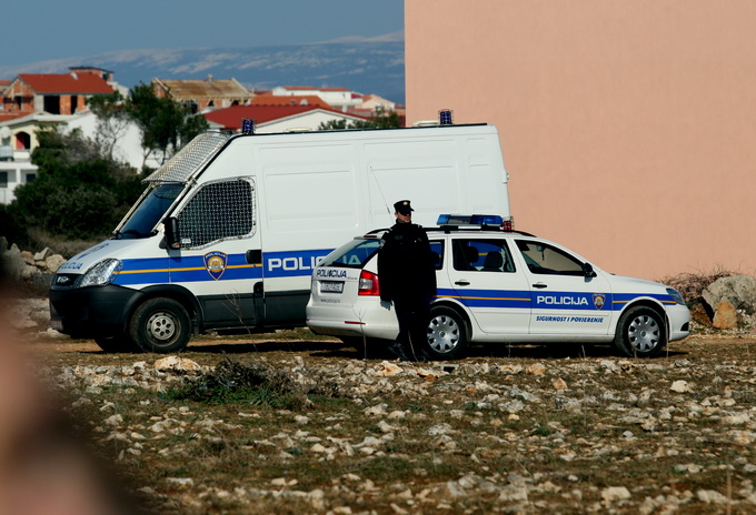 Vir, 190213.
Otok Vir. 
Kao sto je i najavljeno, pocelo je rusenje ilegalnih objekata. Polazisna tocka bagera je otok Vir na kojem je oko 8.000 bespravno izgradjenih objekata. Nesto prije 9 sati prvi je bager stigao na taj otok. Policija asistira na podru