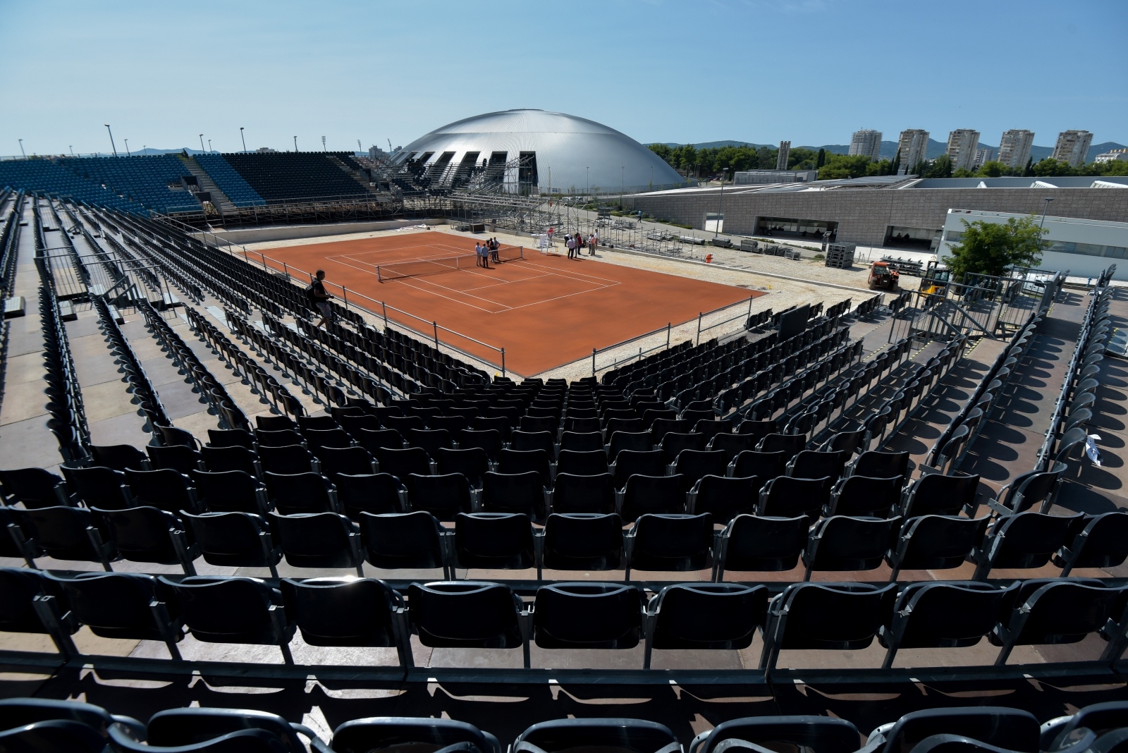 Pri kraju radovi na montažnim tribinama teniskog terena u SC Višnjik