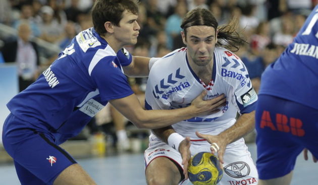Zagreb, 071009. Arena Zagreb. Rukometna utakmica 2.kola C skupine Lige prvaka CO Zagreb – Alingsas. Na slici: Lars Bernhardsson 9, Ivano Balic 34. Foto: Nenad Dugi / Cropix