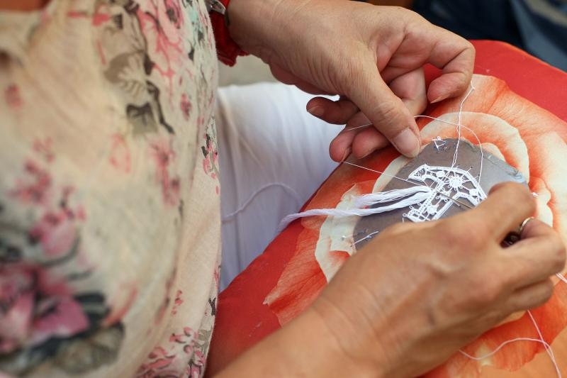 Paške čipkarice na djelu u izradi paške čipke, Foto: Luka Stanzl/PIXSELL