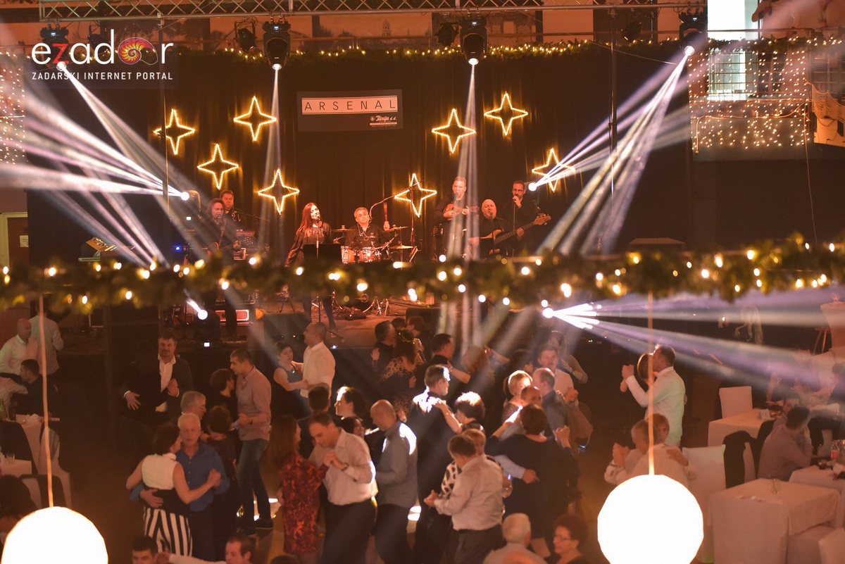 Tisuće Zadrana uživalo na krcatom Narodnom trgu i Tgu Petra Zoranića uz Tomislava Bralića i klapu Intrade Tisuće Zadrana uživalo na krcatom Narodnom trgu i Tgu Petra Zoranića uz Tomislava Bralića i klapu Intrade