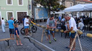 Tunuara 2016 – defile ribarica, spremanje brudeta, demonstracija ribarske vještine i koncert Zorica Kondža. Foto: TZ općine Kali/Adam Vidas Tunuara 2016 – defile ribarica, spremanje brudeta, demonstracija ribarske vještine i koncert Zorica Kondža. Foto: TZ općine Kali/Adam Vidas