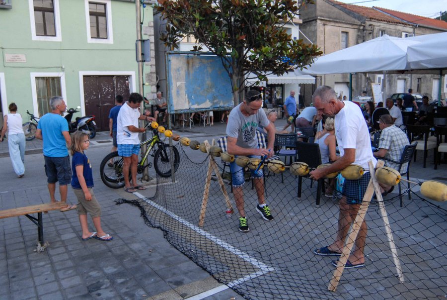 Tunuara 2016 – defile ribarica, spremanje brudeta, demonstracija ribarske vještine i koncert Zorica Kondža. Foto: TZ općine Kali/Adam Vidas Tunuara 2016 – defile ribarica, spremanje brudeta, demonstracija ribarske vještine i koncert Zorica Kondža. Foto: TZ općine Kali/Adam Vidas