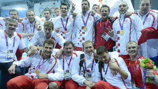 London, 120812.
Vaterpolo Arena.
Hrvatska muska vaterpolo reprezentacija pobijedila je u finalnoj utakmici protiv Italije tijekom Olimpijskih Igara u Londonu.
Na fotografiji: Hrvatska je osvojila zlatnu medalju.
Foto: Drago Sopta / CROPIX London, 120812.
Vaterpolo Arena.
Hrvatska muska vaterpolo reprezentacija pobijedila je u finalnoj utakmici protiv Italije tijekom Olimpijskih Igara u Londonu.
Na fotografiji: Hrvatska je osvojila zlatnu medalju.
Foto: Drago Sopta / CROPIX