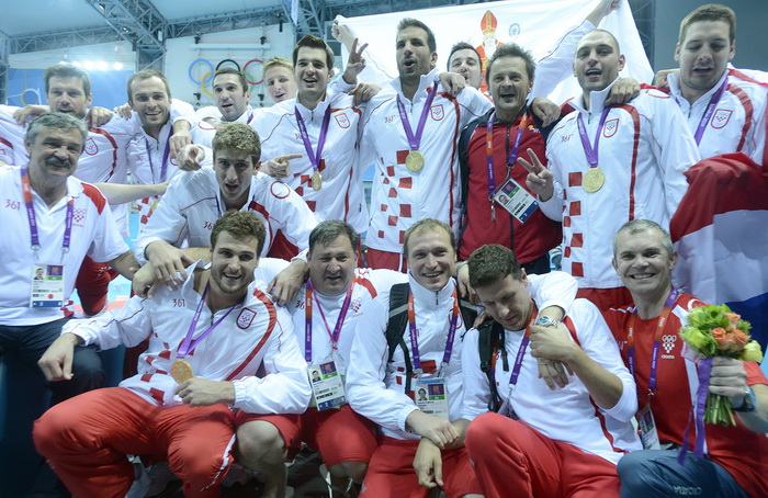 London, 120812.
Vaterpolo Arena.
Hrvatska muska vaterpolo reprezentacija pobijedila je u finalnoj utakmici protiv Italije tijekom Olimpijskih Igara u Londonu.
Na fotografiji: Hrvatska je osvojila zlatnu medalju.
Foto: Drago Sopta / CROPIX London, 120812.
Vaterpolo Arena.
Hrvatska muska vaterpolo reprezentacija pobijedila je u finalnoj utakmici protiv Italije tijekom Olimpijskih Igara u Londonu.
Na fotografiji: Hrvatska je osvojila zlatnu medalju.
Foto: Drago Sopta / CROPIX